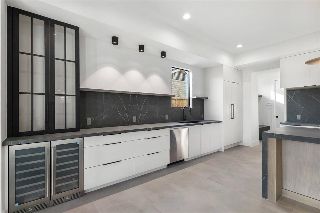 Modern Kitchen both functional and elegant. - Echo Custom Homes