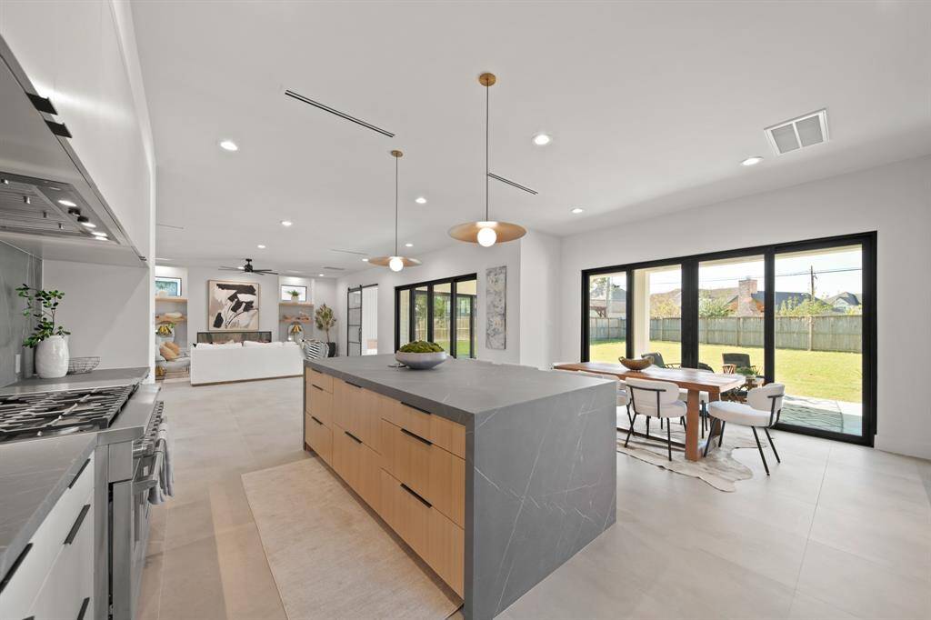 Modern Kitchen both functional and elegant. - Echo Custom Homes