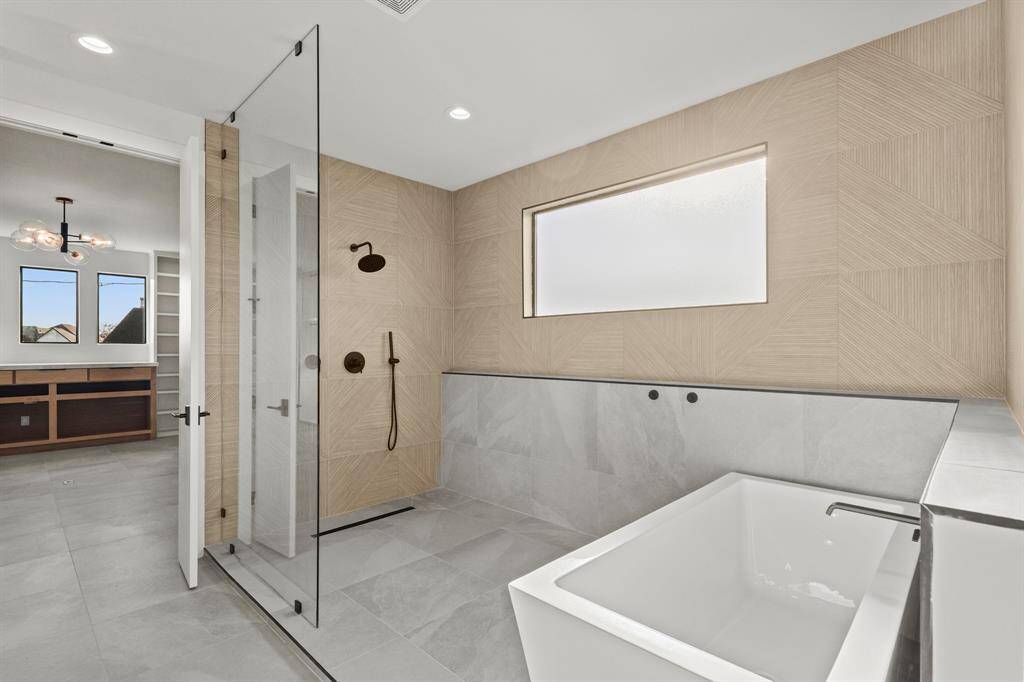 Primary Bathroom. - Echo Custom Homes
