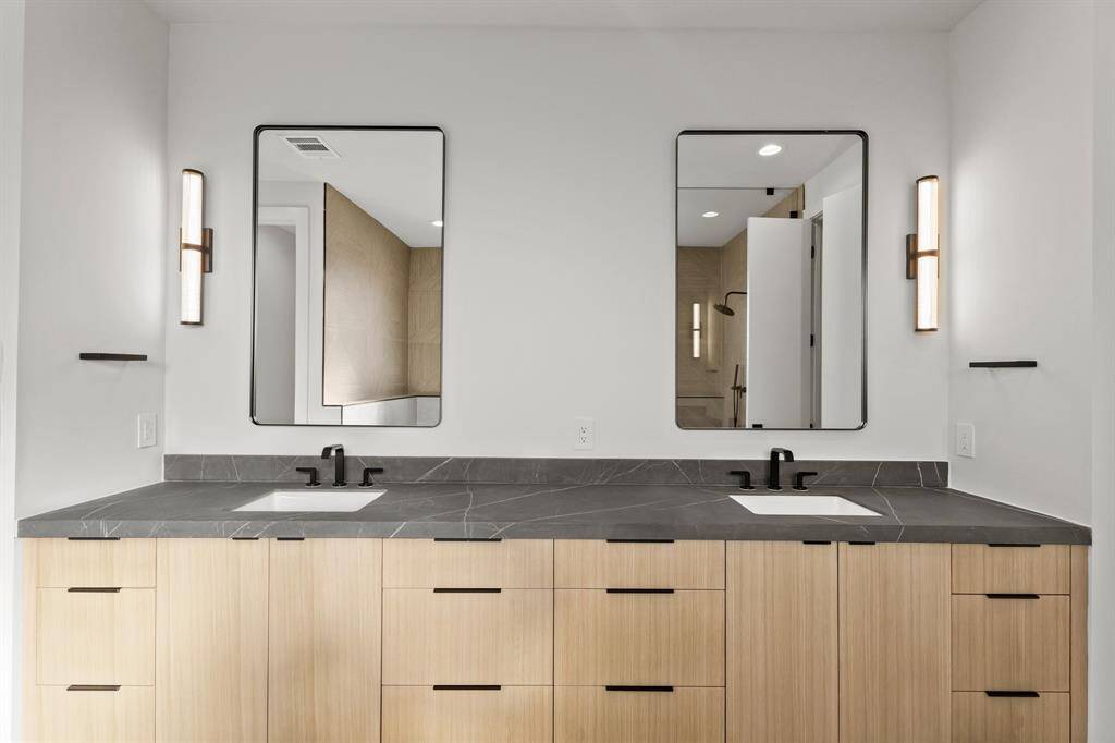 Primary Bathroom. - Echo Custom Homes