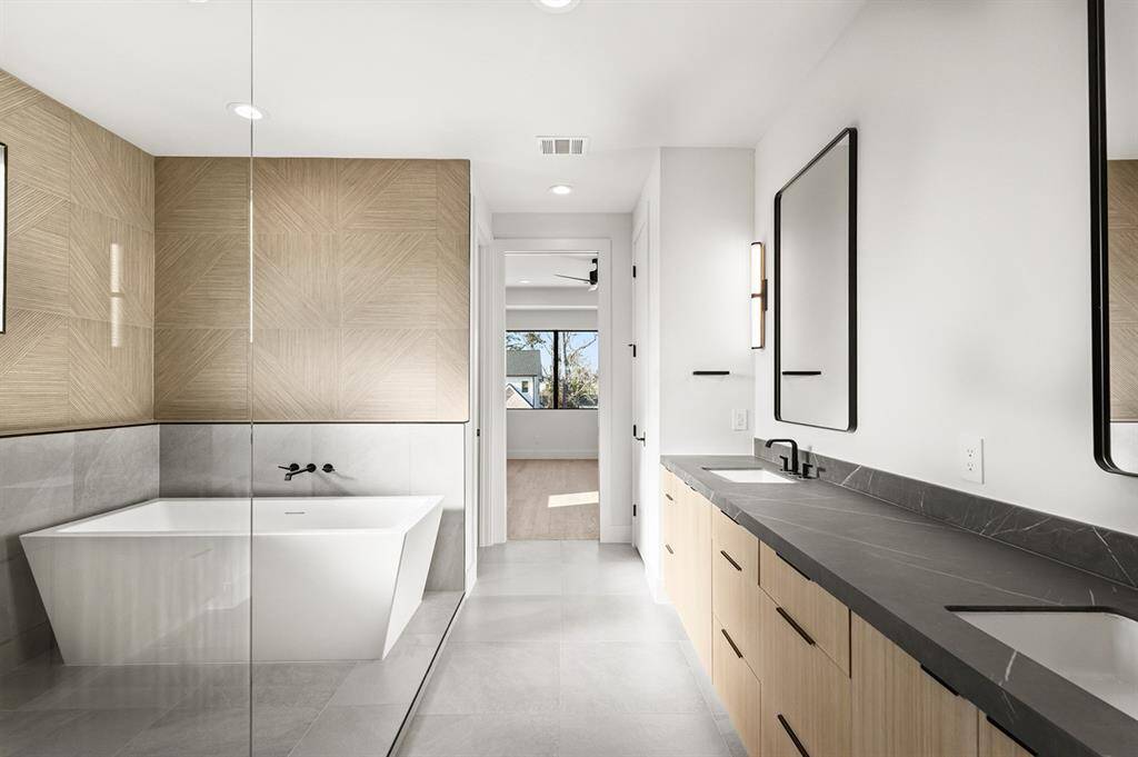 Primary Bathroom. - Echo Custom Homes