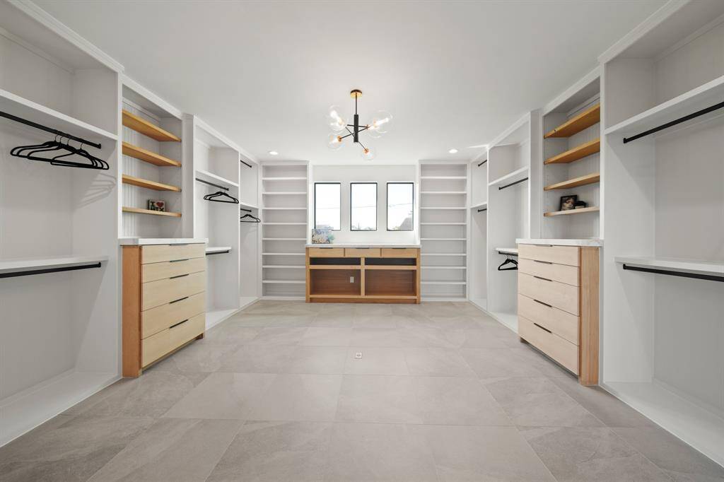 Primary Oversized Closet. - Echo Custom Homes