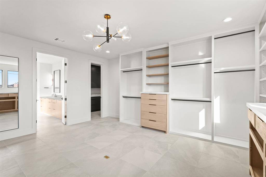 Primary Oversized Closet. - Echo Custom Homes