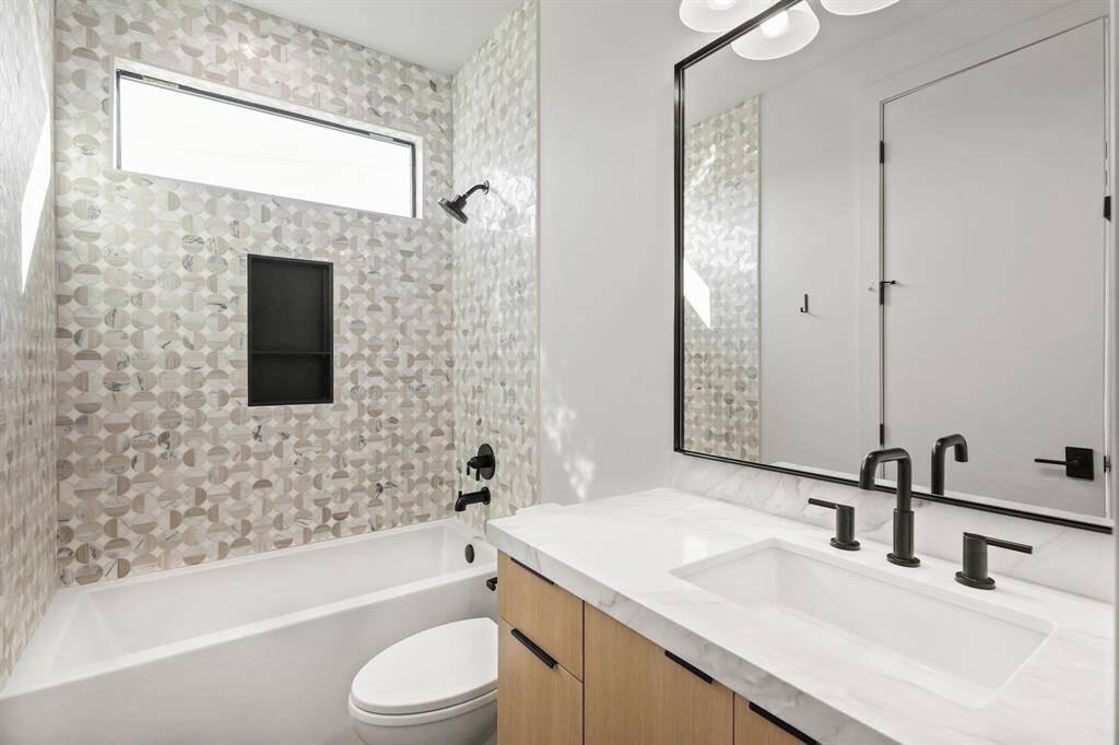 Secondary Bathroom - Echo Custom Homes