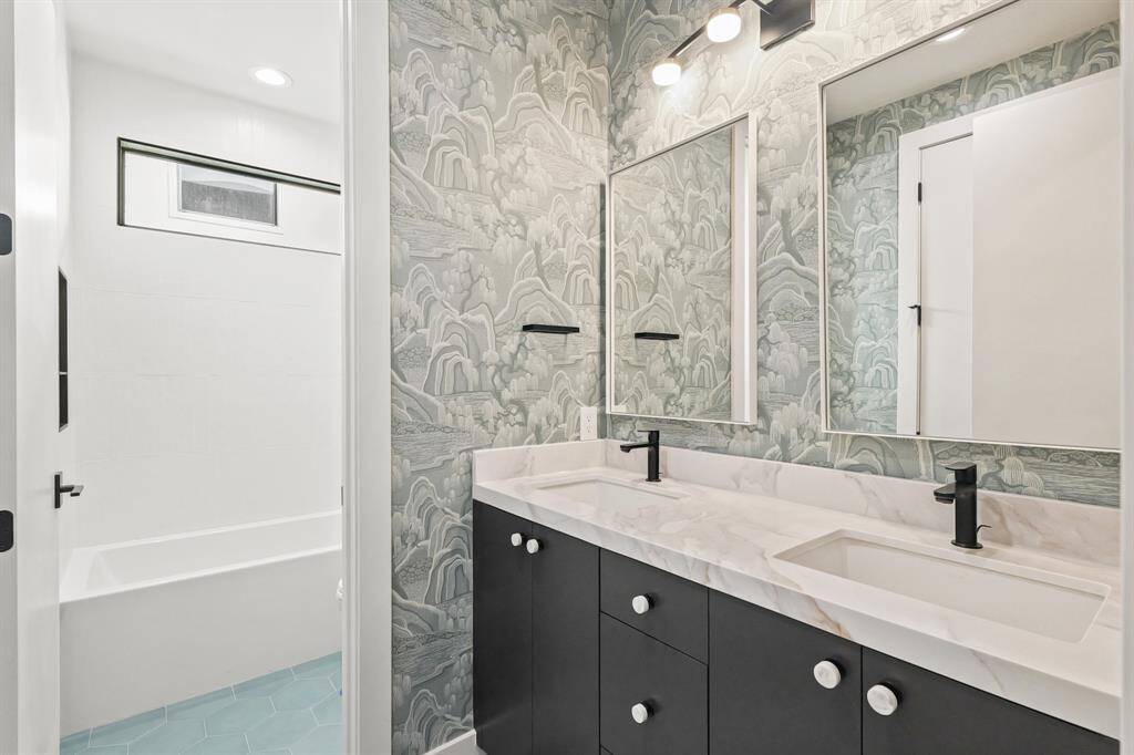 Secondary Bathroom - Echo Custom Homes