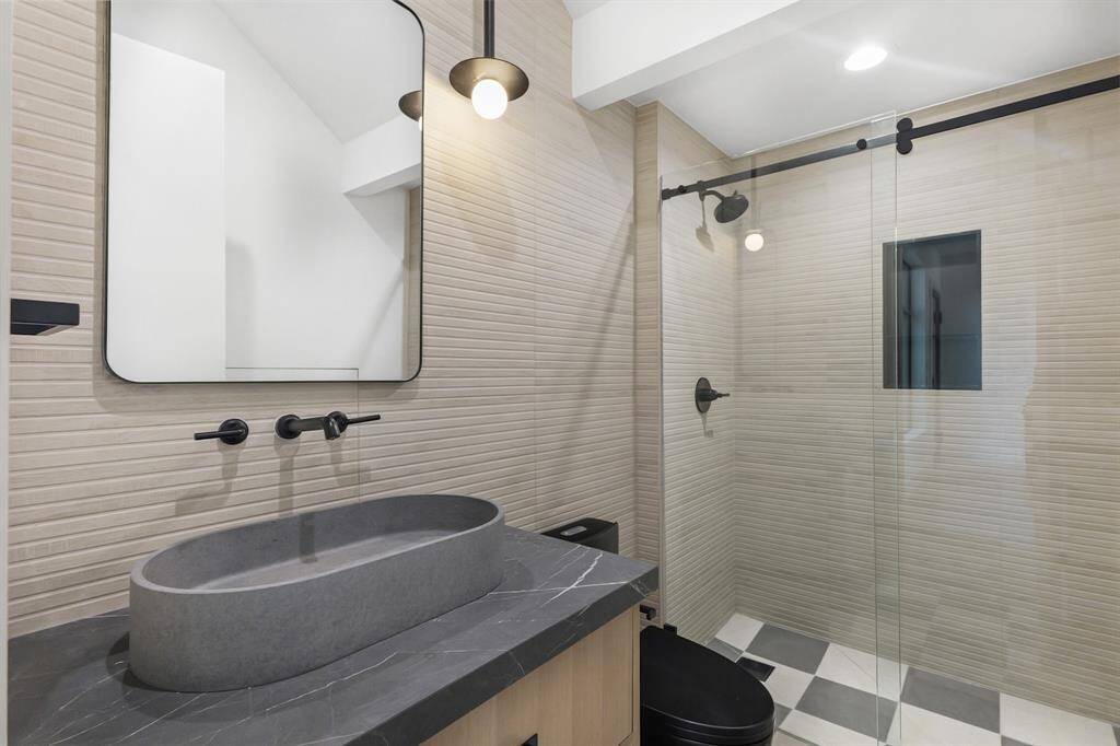 Full Bath Down Stairs full of Modern Character. - Echo Custom Homes