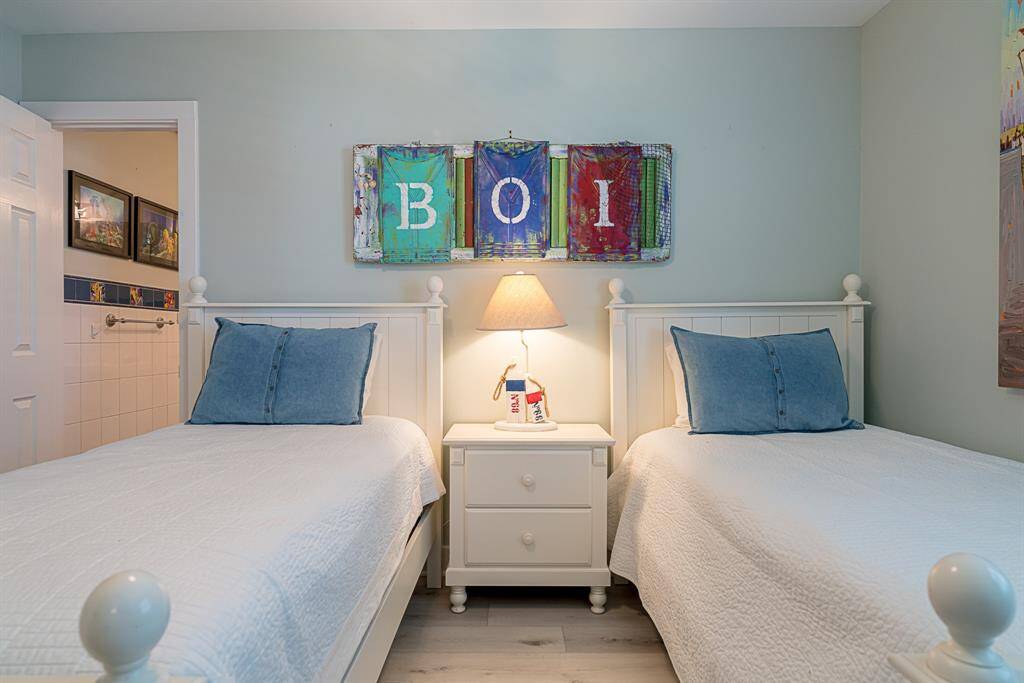 Bedroom with twin beds