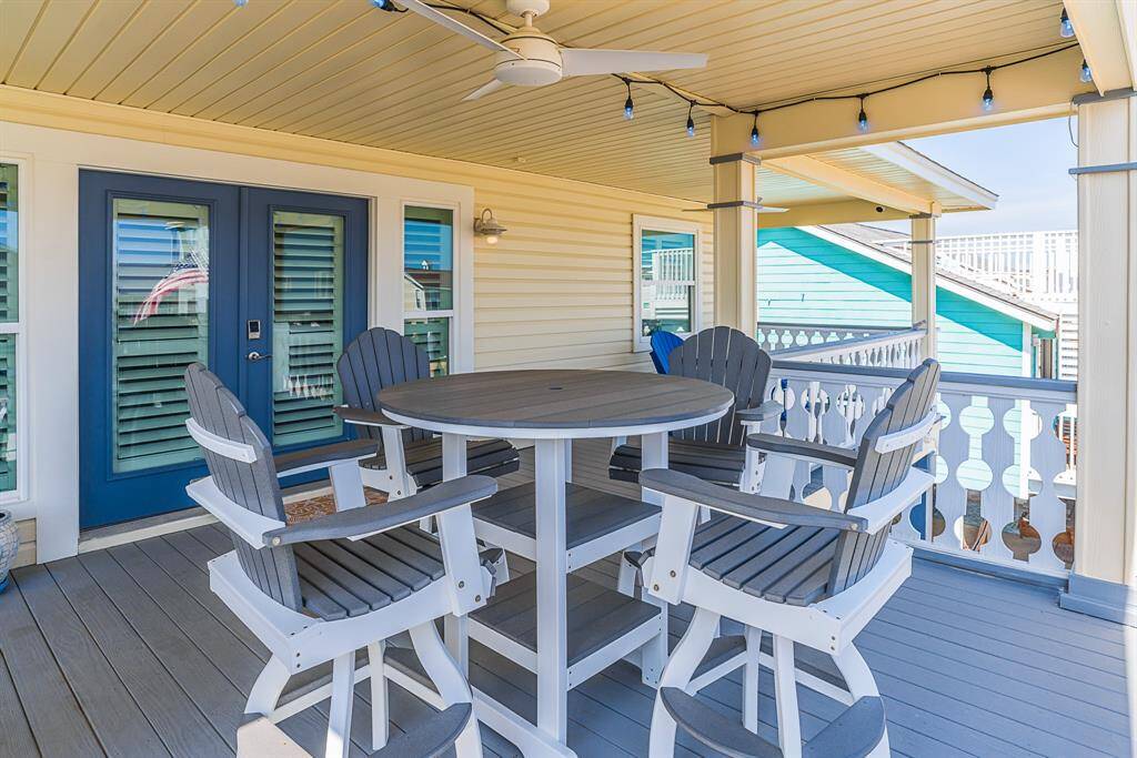 Outdoor dining on expansive balcony