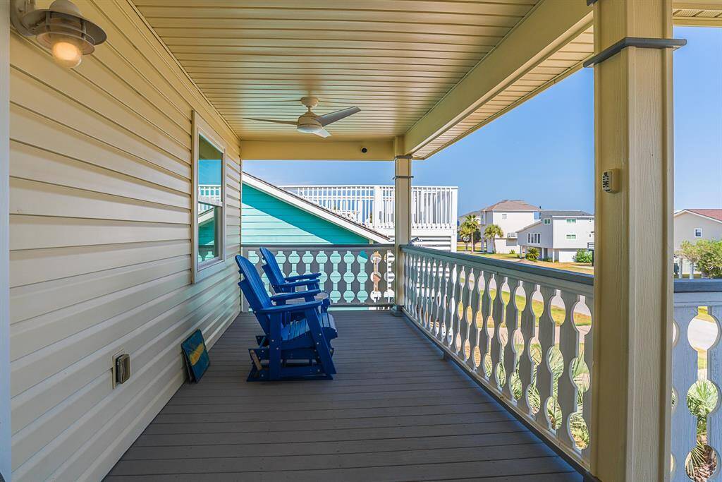 Expansive balcony across entire front of house
