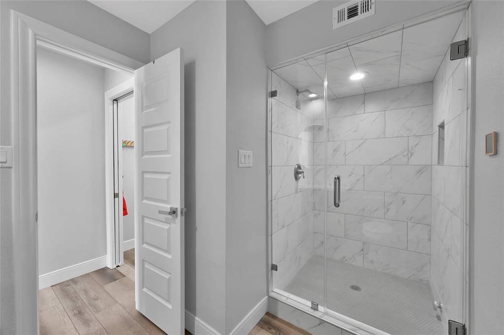 Main floor bath - steam shower