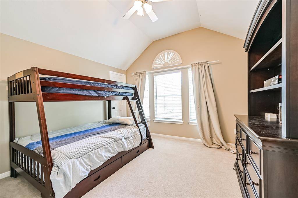 Secondary bedroom.