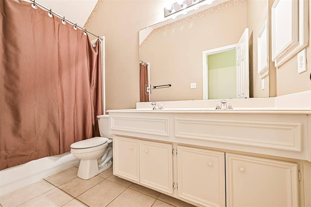 Full bathroom serving the second floor bedrooms.