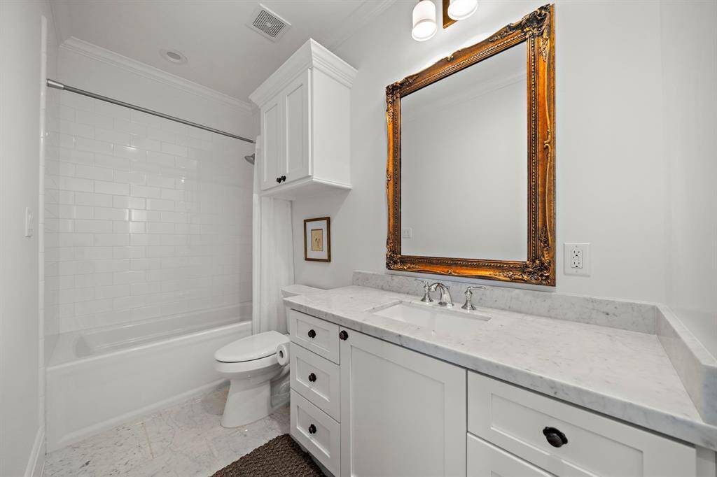 Charming guest bedroom with en-suite bath and walk in closet.