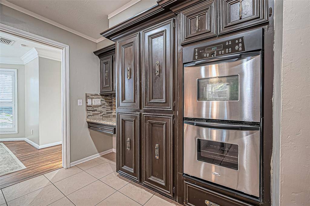 Double ovens ideal for hosting and entertaining.