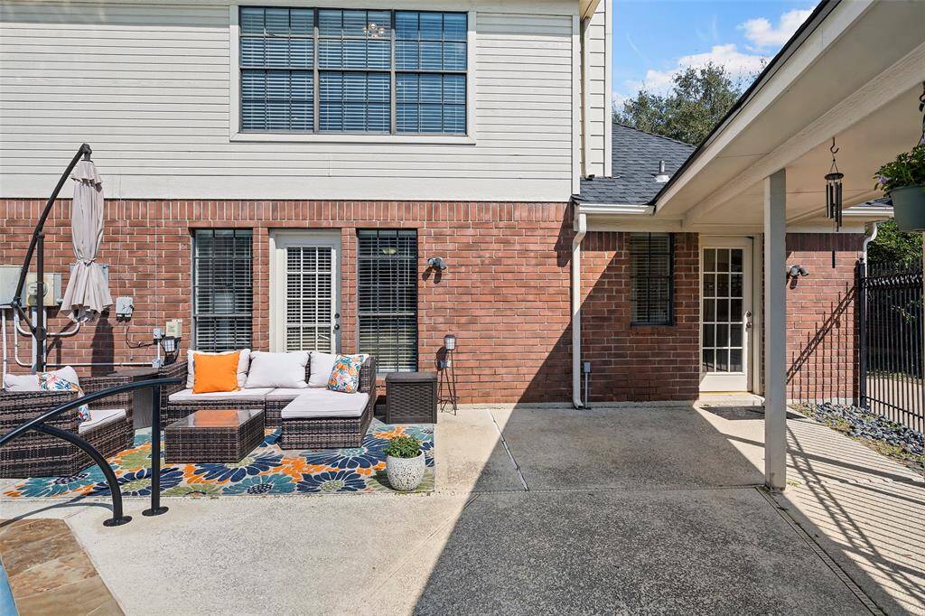 There is lots of Kool deck creating different areas for dining, lounging and what not!