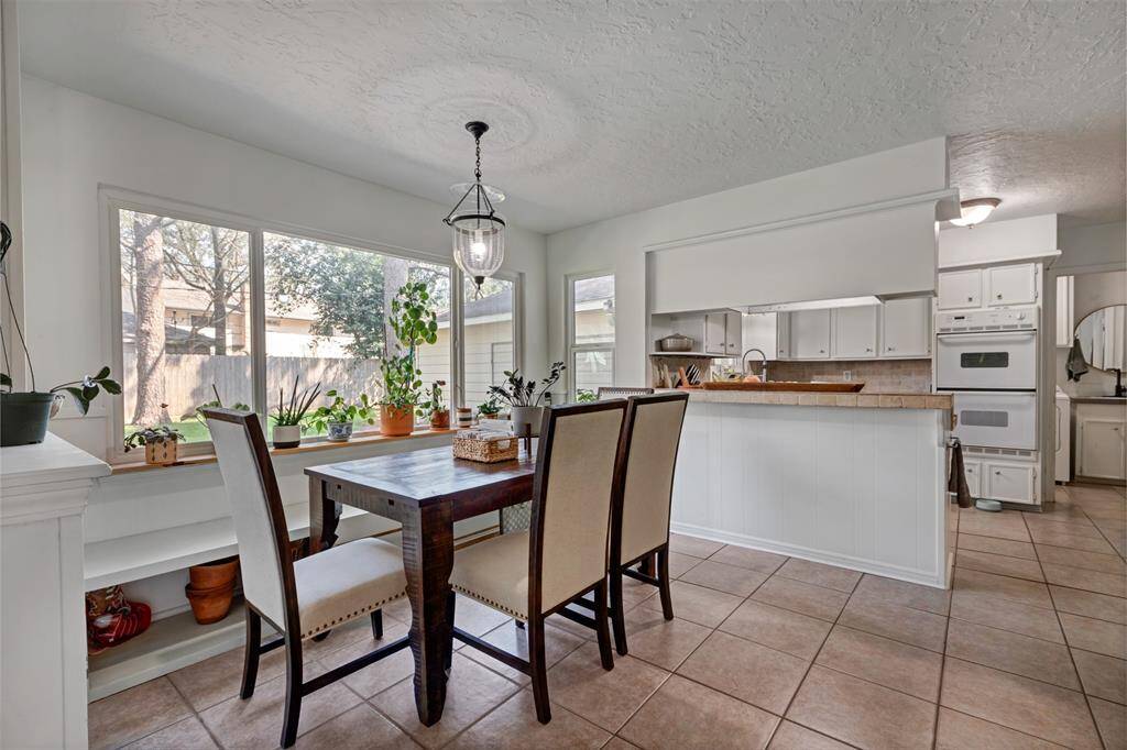 Kitchen & breakfast area are open to the family room
