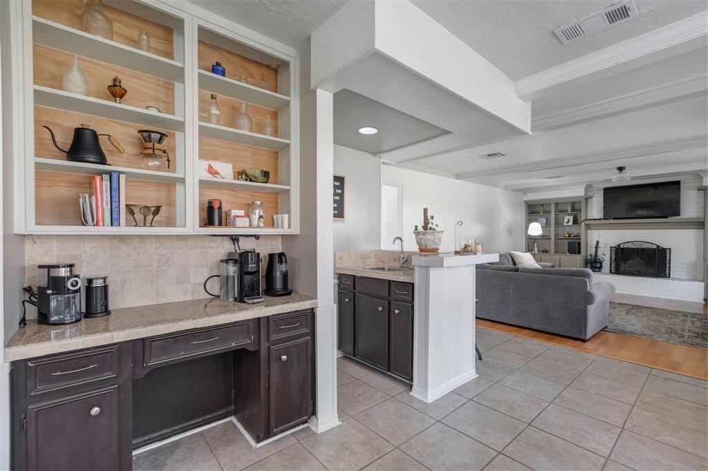 Perfect spot for your coffee or wine bar ... located next to a wetbar ... great for entertaining in this open space