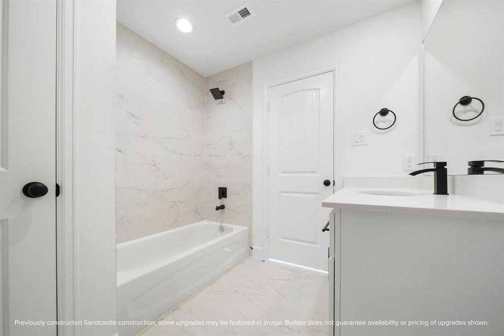 The en suite bathroom charms, radiating a serene ambiance that beautifully complements its tub/shower combo.