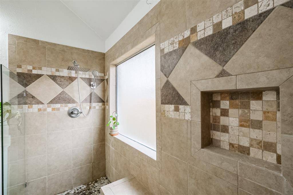 Built in shower shelf for those miscellaneous items.