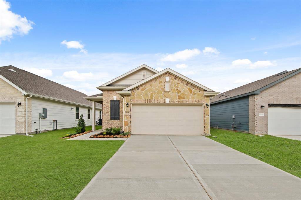 Charming George home design by K. Hovnanian® Homes with elevation B in beautiful The Landing at New Caney.