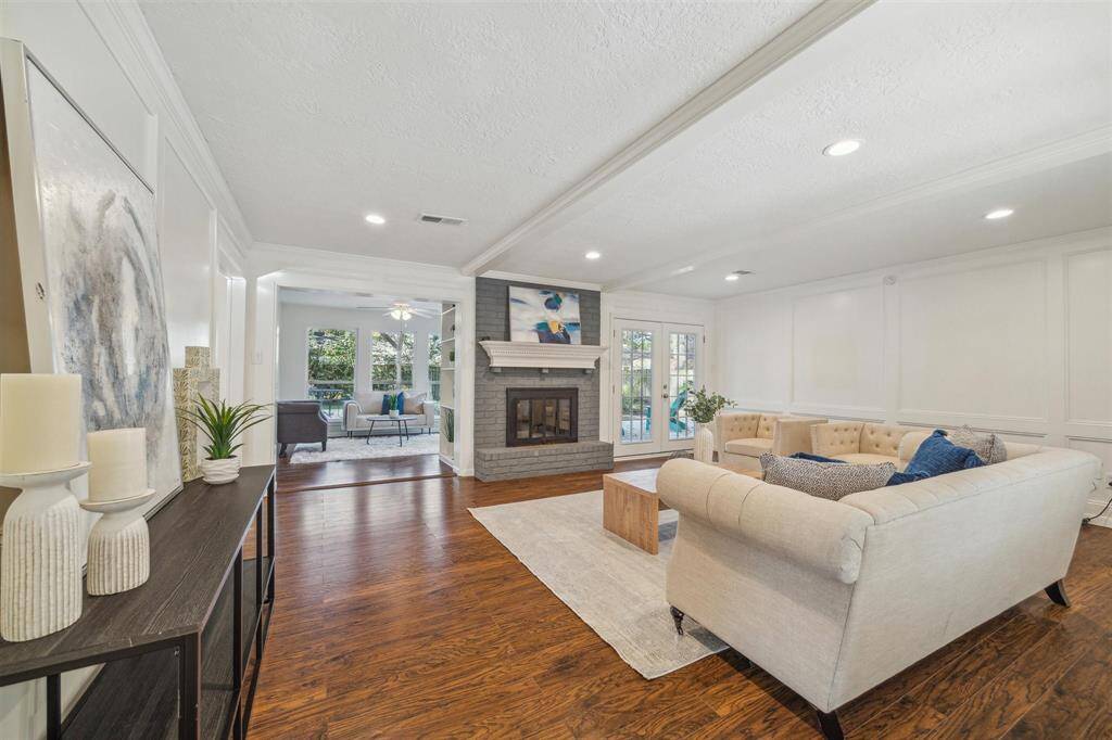 Spacious living room w/Wood Burning Fireplace