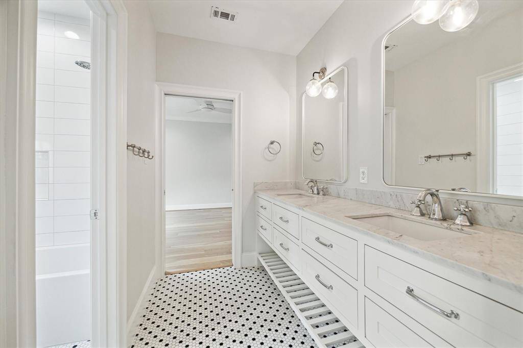 Hollywood, jack & jill, bathroom. Tub/Shower