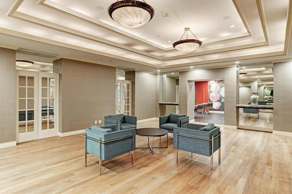 Plenty of space to entertain or meet with friends!