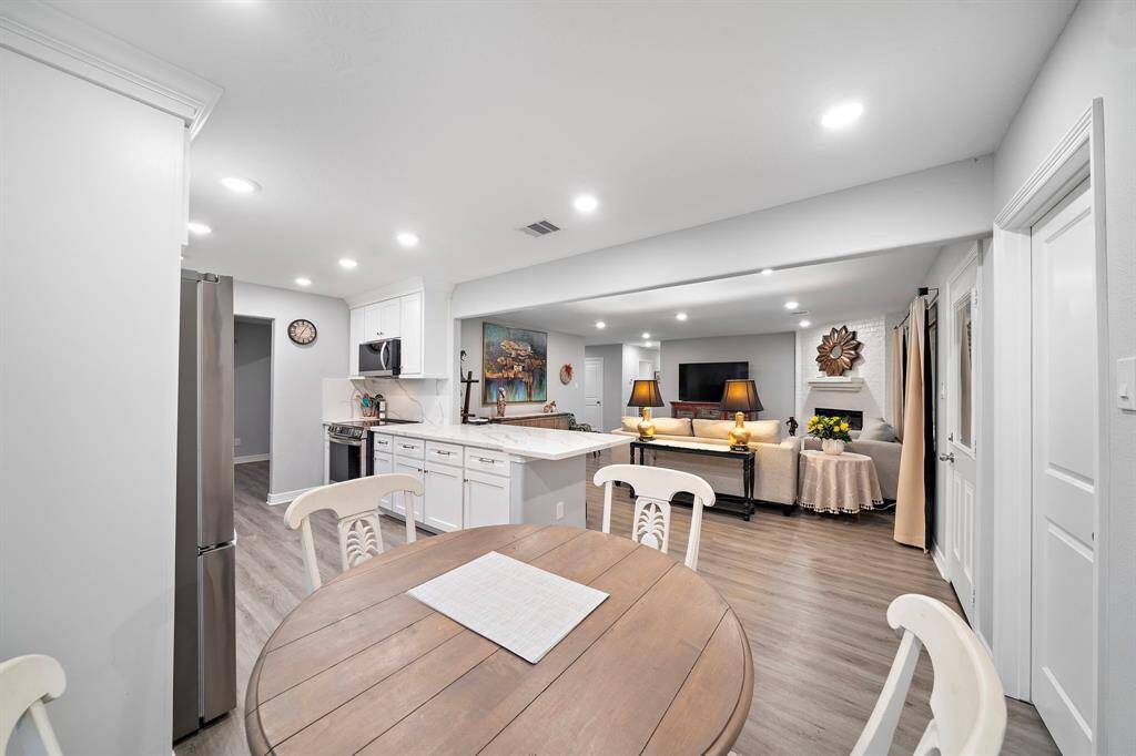 Perfectly positioned between the kitchen and main living area, this space offers a seamless flow for everyday dining. The open layout ensures easy connection with the rest of the home, ideal for entertaining or family gatherings.