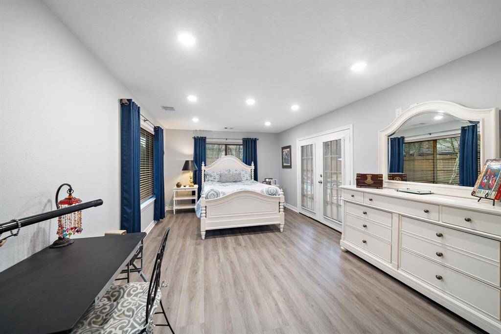 Plenty of space for a sitting area, workspace or additional furnishings to customize the room to your needs.