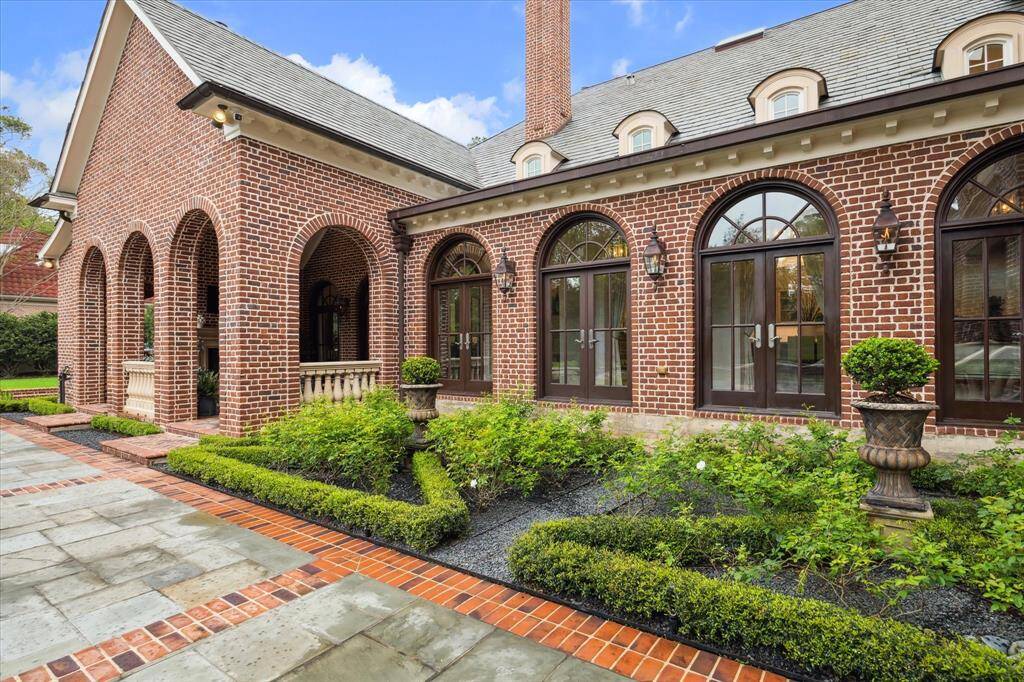 Before we go upstairs, let’s take a closer look at Farnham Park’s beautiful grounds… Here is a closeup view of the gallery hallway, green garden and outdoor loggia and summer kitchen.