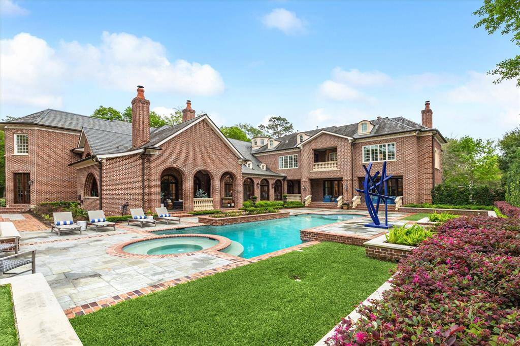 Entertaining, entertaining, entertaining! So much space for the whole family, neighbors and all of your friends.