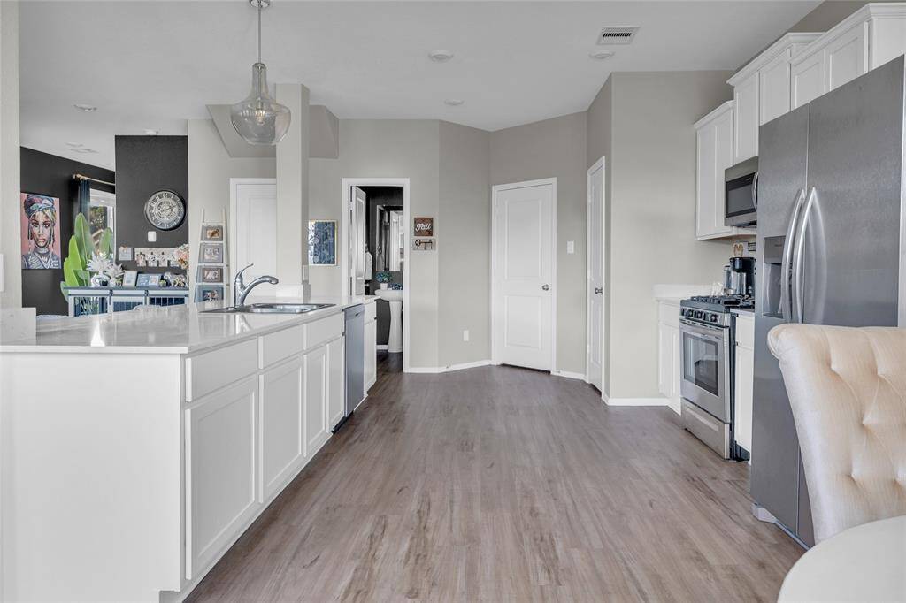 Nice open kitchen! Great for family gatherings.