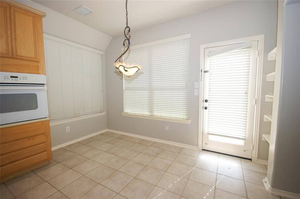 SUNNY BREAKFAST NOOK OVERLOOKS BACK