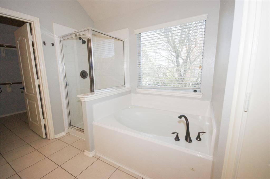 GARDEN TUB & SEPARATE SHOWER