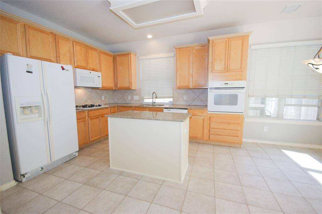 BIG OPEN ISLAND KITCHEN