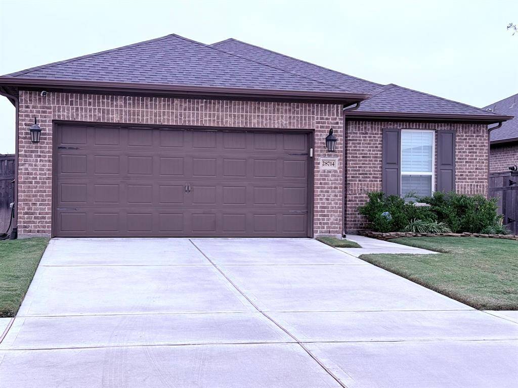 Charming Curb Appeal – Welcome home to this beautifully maintained property with lush landscaping and an inviting entrance in the heart of Bonterra’s 55+ community!