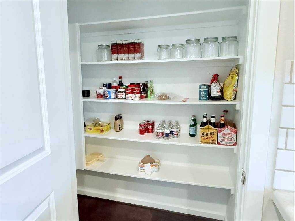 Spacious pantry to store all of your staples.
