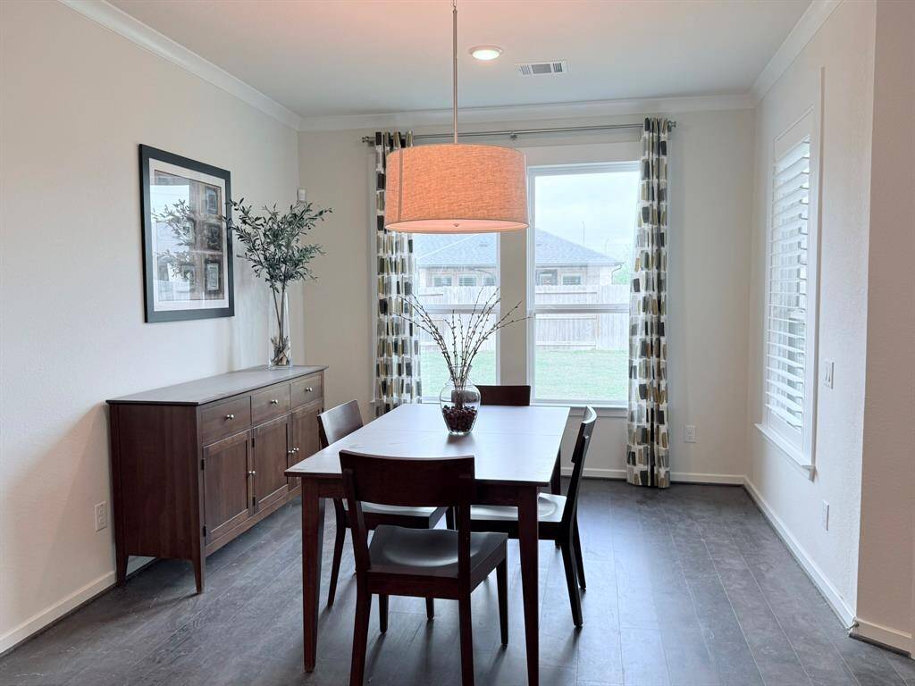 Crown molding, upgraded light fixtures add to the luxury expierence.