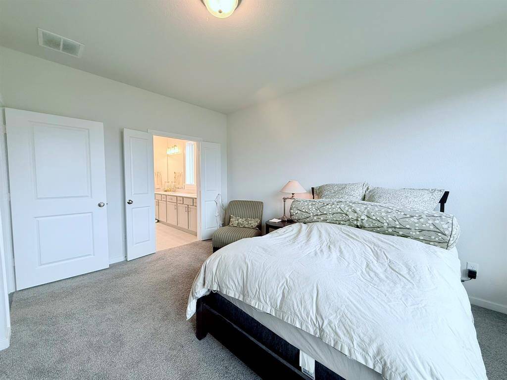 Generous Walk-in Closet – Stay organized with this expansive walk-in closet, offering plenty of space for all your wardrobe essentials.