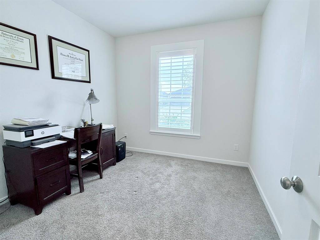 Comfortable Secondary Bedroom – Perfect for guests or a home office, this additional bedroom is bright and inviting.
