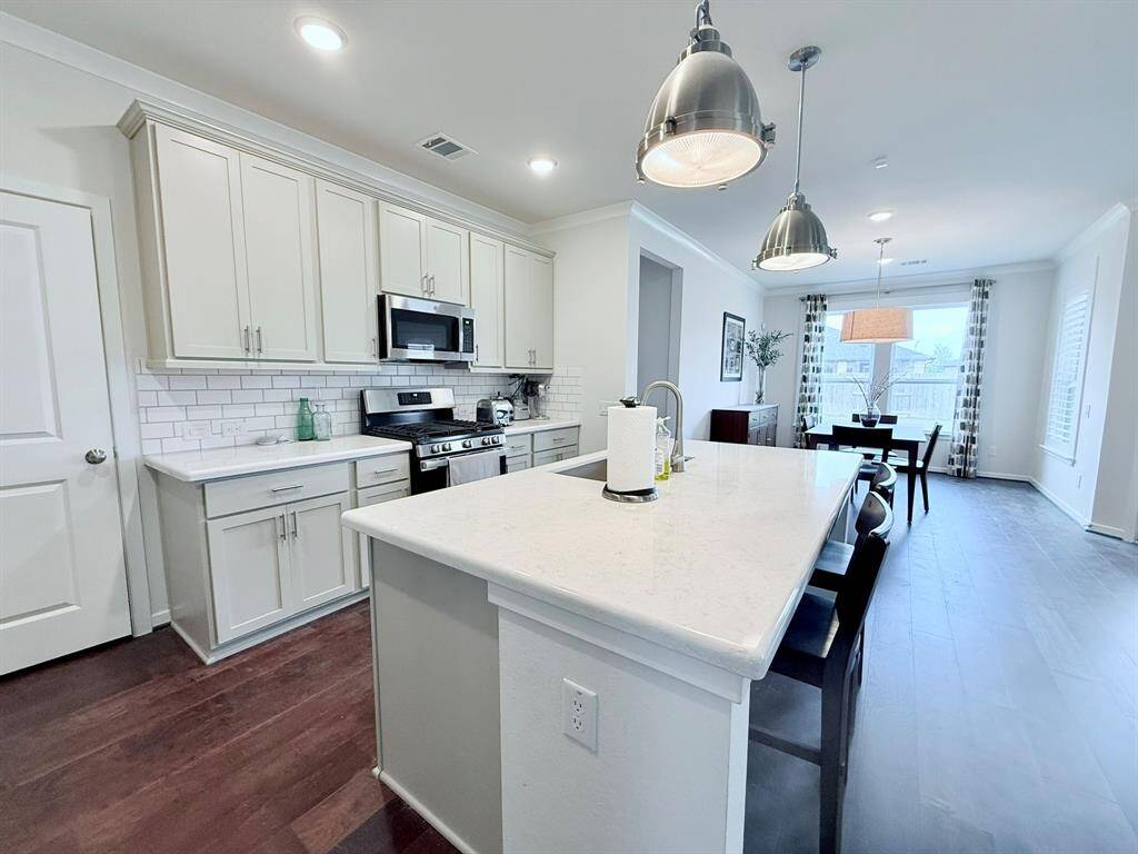 Gourmet Kitchen – Cook and entertain with ease in this modern kitchen, boasting quartz countertops, stainless steel appliances, and a spacious island.