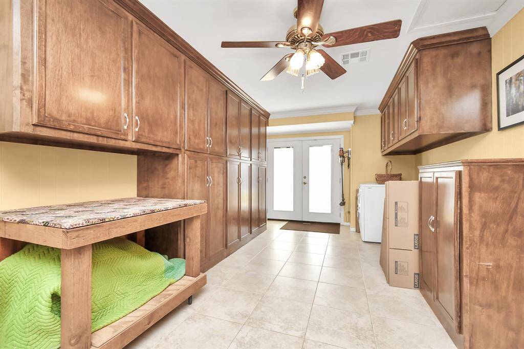 Bonus room with loads of storage