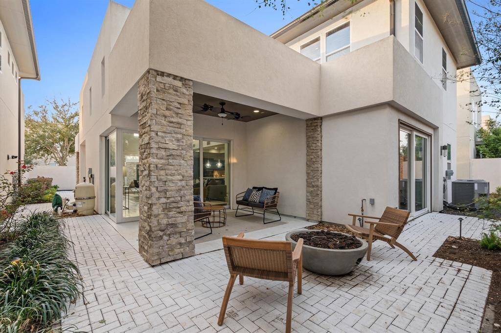 Here, you'll find a cozy seating space centered around a welcoming fire pit, ideal for relaxing and entertaining.