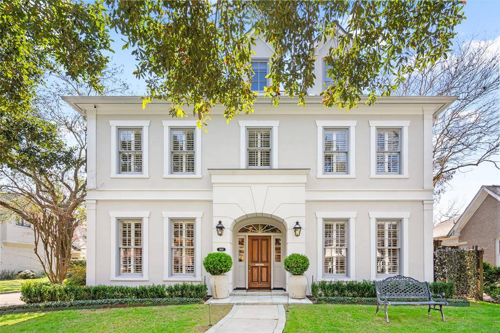 Welcome to 3601 Amherst! Situated on a corner lot in coveted 3600 block of West U.