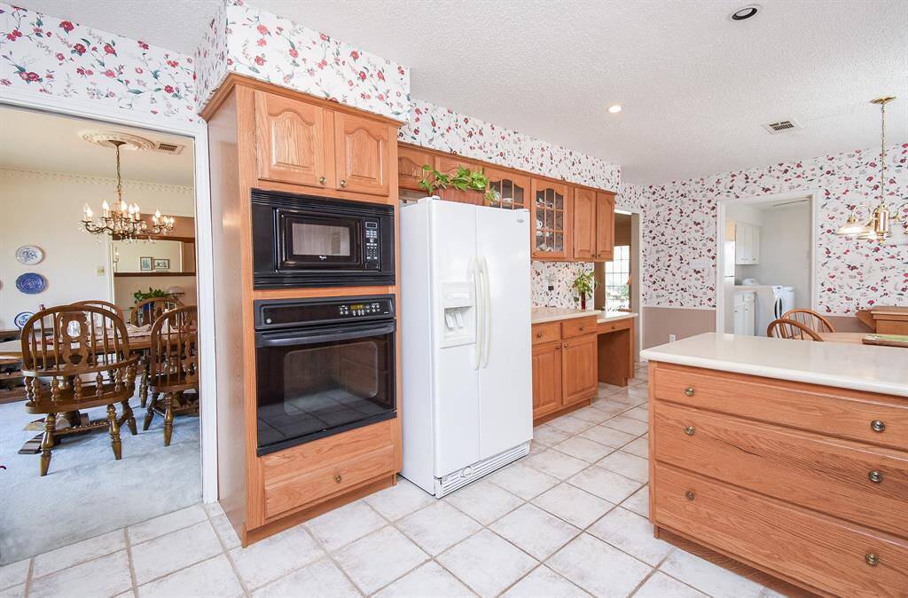 Love these big pots and pan drawers!  Opening into formal dining room allows great access for serving those family meals