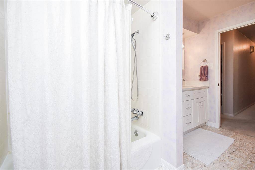 Tub/shower combo in bath 2