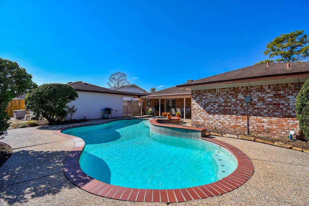 Detached garage with grassy area behind would make the perfect gardenHurry to make this your home today!