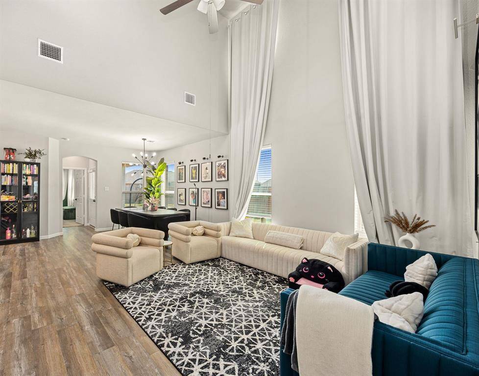 Floor to ceiling windows provides lots of natural lighting