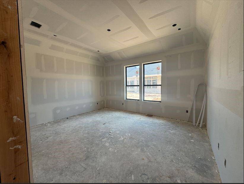 Spacious main bedroom.