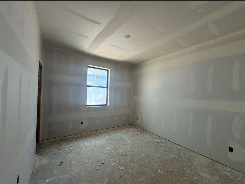 Large secondary bedroom.